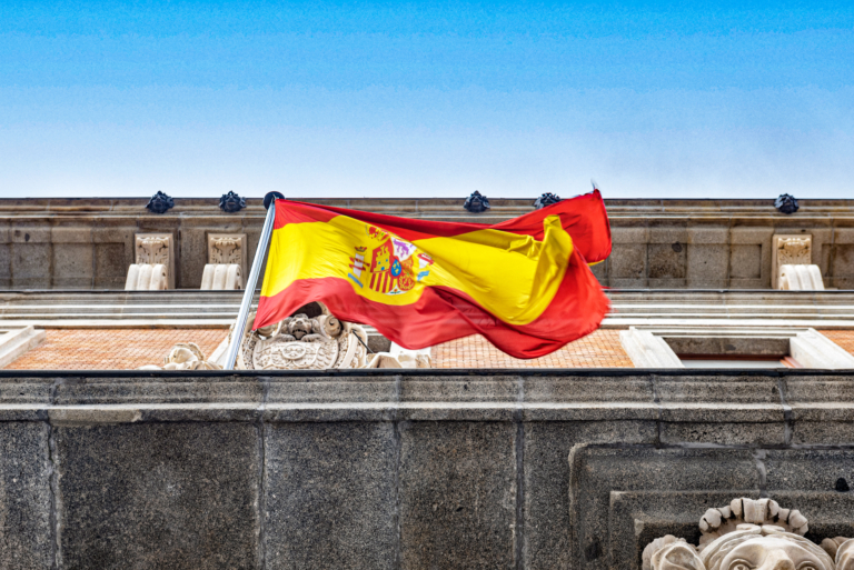 Spanische Flagge wehend im Wind auf einem Gebäude