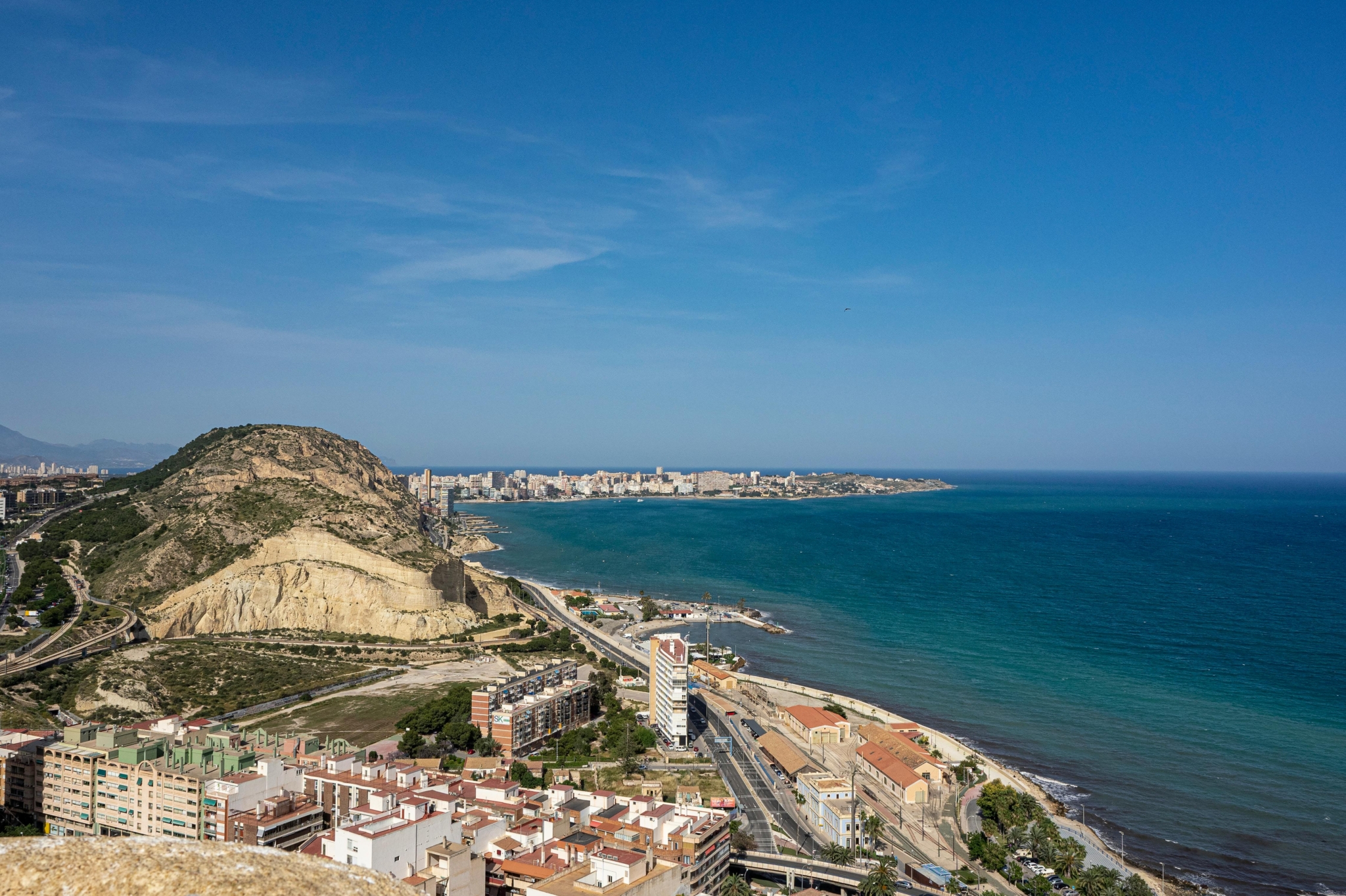Blick über Alicante - Häuser, Uferstraße und Meer