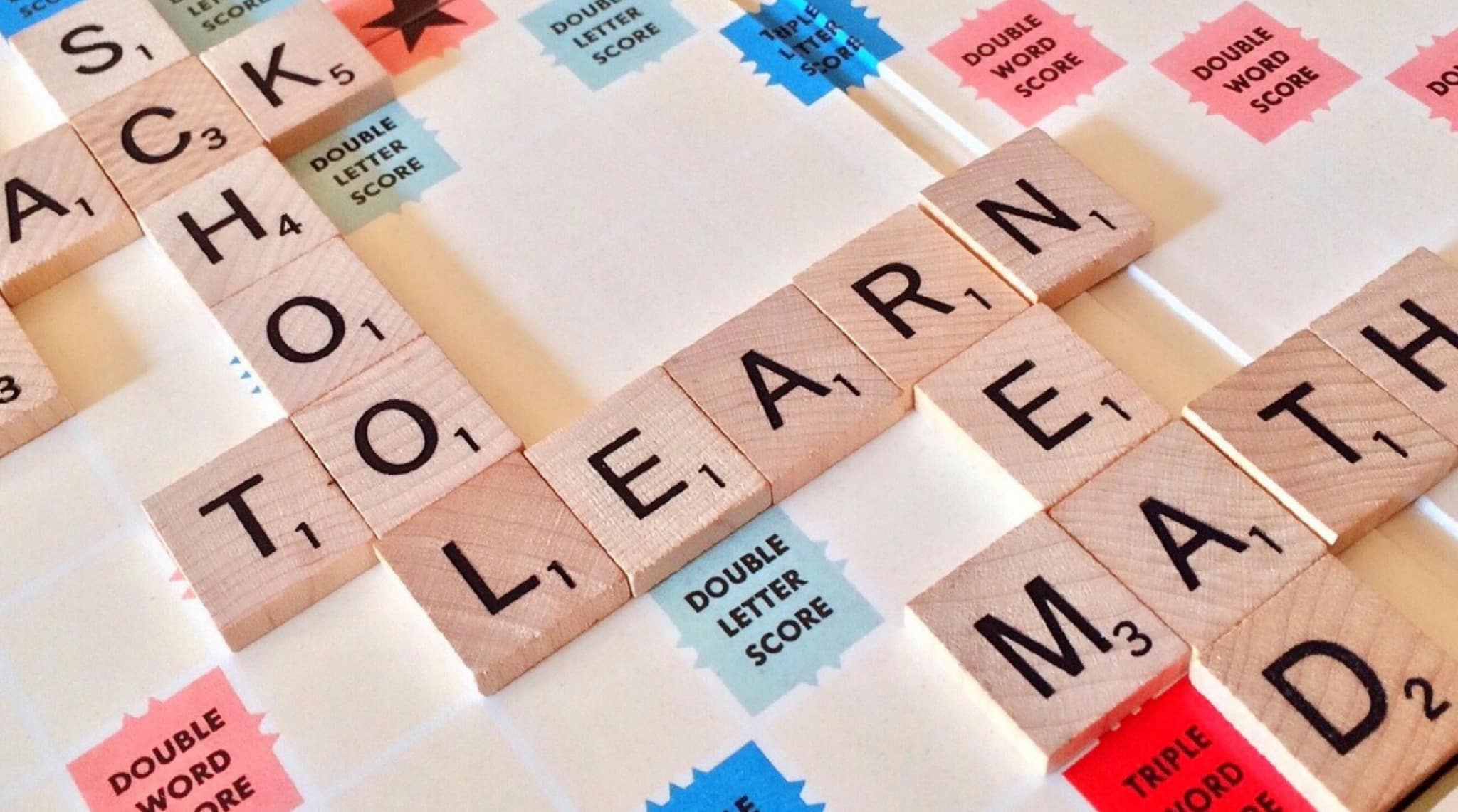 Scrabblespiel mit den Worten "School" und "Learn" gelegt