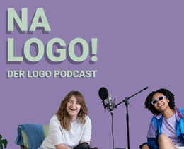 Fotomontage einer Podcast-Aufnahme, zwei Frauen sitzen auf Stühlen, davor ein Tisch mit Kaffeetassen. Ein großes Mikrofon für die Aufnahme. Schriftzug "Na Logo! Der Logo Podcast"
